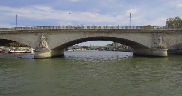 セーヌ川を航行し ポンデ アンヴァリッドの下をパリのポンド アレクサンドル3世に向かって通過するバトー ムーシュ — ストック動画