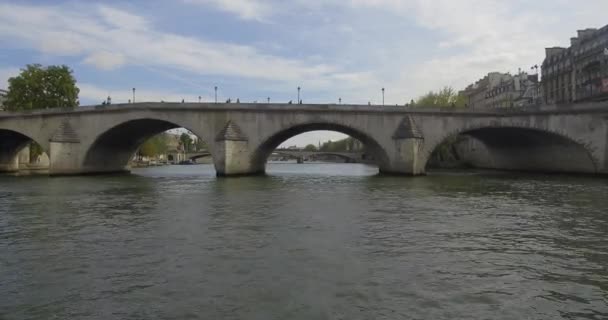 穆什沿着塞纳河航行 穿过皇家桥 沿着巴黎卢浮宫驶向卡鲁塞尔桥 — 图库视频影像