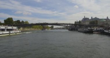 Bateau-Mouche, Paris 'te Seine nehrinde yelken açıyor ve Passerelle Leopold-Sedar-Senghor' un altından geçiyor..
