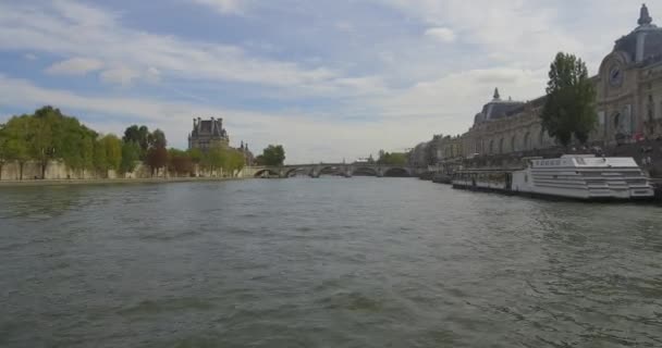 Bateau Mouche Navegando Por Sena Largo Del Musée Orsay París — Vídeos de Stock