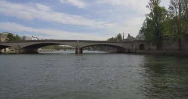 Bateau-Mouche, Paris 'teki Louvre Müzesi boyunca Pont du Atlıkarınca' nın altından geçiyor..