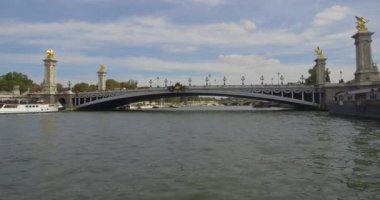Bateau-Mouche, Paris 'teki Pont de la Concorde' a doğru Pont Alexandre III 'ün altından geçiyor..