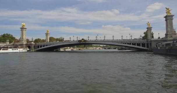 Bateau Mouche Zeilen Seine Passeren Onder Pont Alexandre Iii Richting — Stockvideo