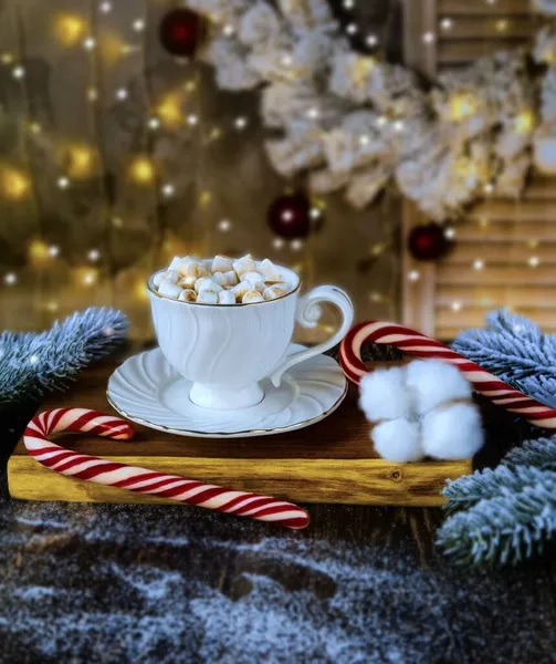 Feestelijke Kop Cacao Met Marshmallows Rode Lolly Kerstboomtakjes Nieuwjaarssfeer Kerstlichten — Stockfoto