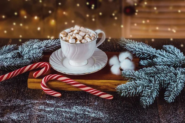 Feestelijke Kop Cacao Met Marshmallows Rode Lolly Kerstboomtakjes Nieuwjaarssfeer Kerstlichten — Stockfoto