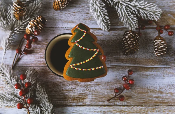 Noel Ağacı Şeklinde Zencefilli Çörek Bir Fincan Kahve Noel Ağacı — Stok fotoğraf