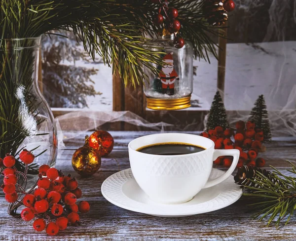 Праздничная Рождественская Игрушка Санта Клаус Белая Чашка Кофе Праздничном Рождественском — стоковое фото
