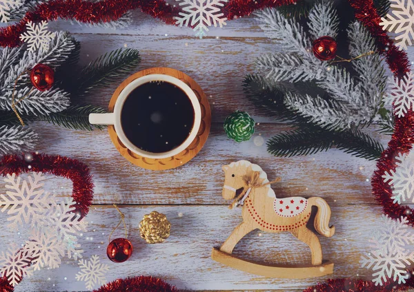 Kerst Speelgoed Paard Kopje Koffie Een Houten Achtergrond Feestelijke Compositie — Stockfoto