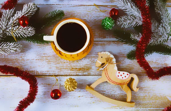 Рождественская Игрушечная Лошадь Чашка Кофе Деревянном Фоне Праздничная Композиция Рождественскими — стоковое фото
