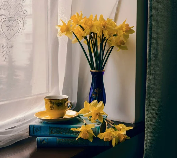 Bouquet Daffodils Window Yellow Cup Books Windowsill Spring Mood Side — Stock Photo, Image