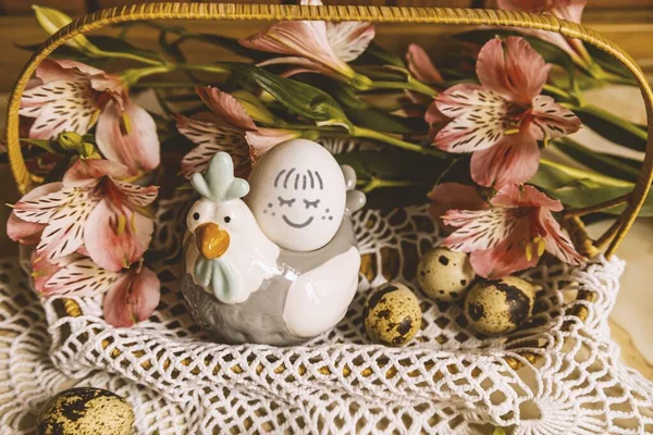 Easter Basket Quail Eggs Flowers Decorative Chicken Egg Smile Pink — Stock Photo, Image