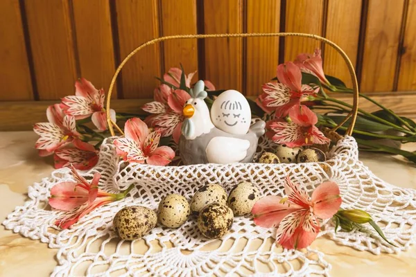 Καλάθι Πάσχα Αυγά Ορτυκιού Και Λουλούδια Διακοσμητικό Κοτόπουλο Αυγό Χαμόγελο — Φωτογραφία Αρχείου