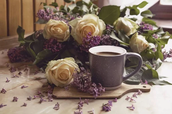 Bouquet Purple Lilacs Yellow Roses Gray Cup Coffee Romantic Spring — Stock Photo, Image