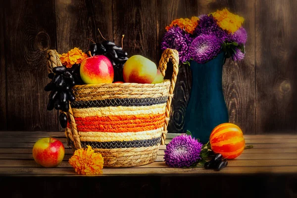 Herfst Stilleven Met Appels Druiven Een Mand Paarse Asters Goudsbloemen — Stockfoto