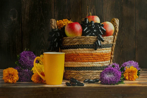 Καλάθι Φθινοπωρινά Φρούτα Μήλα Και Σταφύλια Φθινοπωρινή Νεκρή Φύση Μωβ — Φωτογραφία Αρχείου
