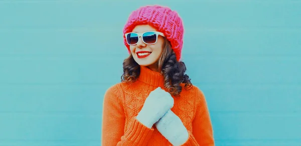 Zimowy Portret Szczęśliwej Uśmiechniętej Młodej Kobiety Noszącej Sweter Dzianiny Różowy — Zdjęcie stockowe