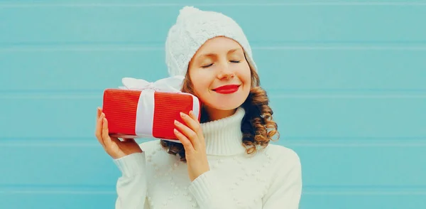 Retrato Inverno Mulher Sorridente Feliz Segurando Caixa Presente Vermelho Suas — Fotografia de Stock