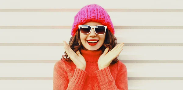 Зимний Портрет Счастливой Улыбающейся Удивленной Молодой Женщины Трикотажном Свитере Розовой — стоковое фото