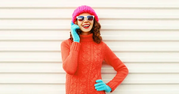 Porträtt Glad Leende Ung Kvinna Ringer Smartphone Bär Färgglad Rosa — Stockfoto