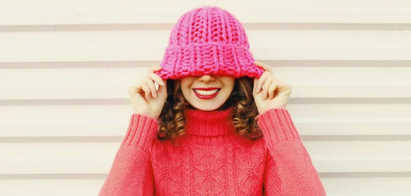 Retrato Inverno Feliz Sorridente Alegre Jovem Mulher Cobrindo Seus Olhos — Fotografia de Stock