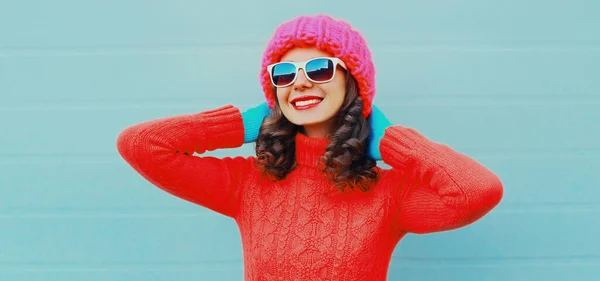 Retrato Inverno Feliz Sorrindo Jovem Mulher Vestindo Uma Camisola Malha — Fotografia de Stock