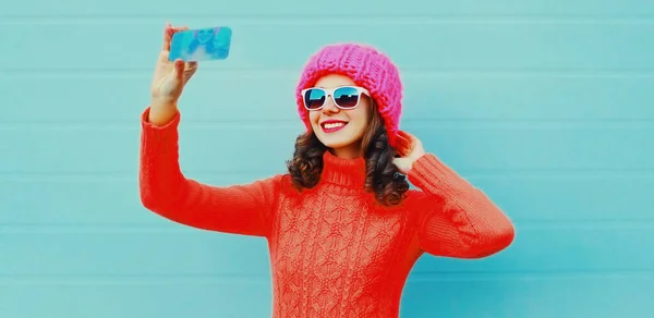 Портрет Счастливой Улыбающейся Молодой Женщины Делающей Селфи Телефону Розовой Вязаной — стоковое фото