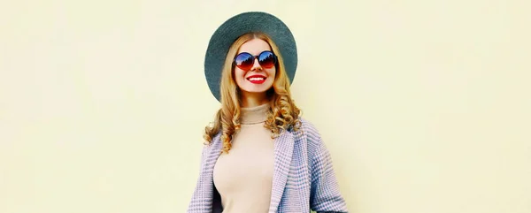 Arka Planda Ceket Giyen Güzel Gülümseyen Genç Bir Kadının Portresi — Stok fotoğraf