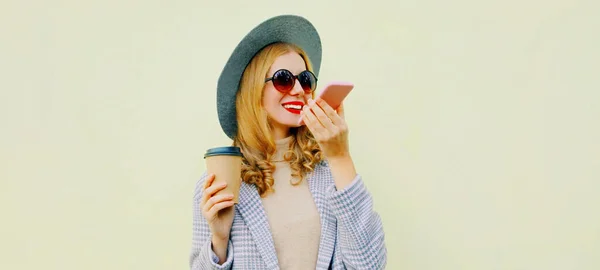 Πορτρέτο Της Χαμογελαστή Νεαρή Ξανθιά Γυναίκα Καλώντας Ένα Smartphone Φορώντας — Φωτογραφία Αρχείου