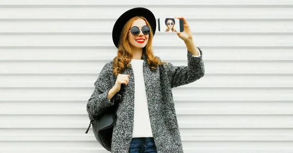 Портрет Счастливой Молодой Улыбающейся Женщины Делающей Селфи Телефону Сером Пальто — стоковое фото