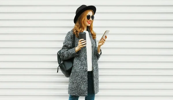 Retrato Sorrindo Jovem Loira Com Smartphone Vestindo Casaco Cinza Chapéu — Fotografia de Stock