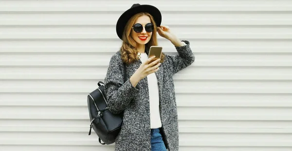 Retrato Sorrindo Jovem Loira Com Smartphone Vestindo Casaco Cinza Chapéu — Fotografia de Stock