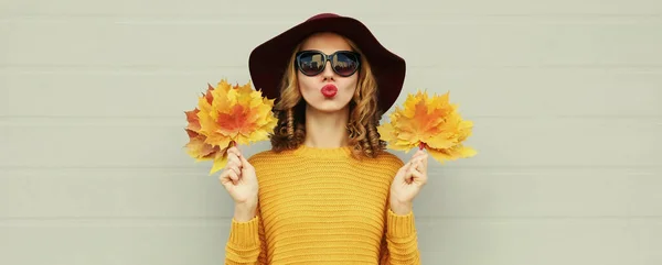 Portrait Automne Belle Jeune Femme Aux Feuilles Érable Jaune Portant — Photo