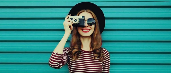 Portrét Šťastně Usmívající Mladé Ženy Fotograf Vintage Film Kamera Barevném — Stock fotografie
