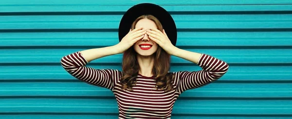 Retrato Uma Jovem Mulher Feliz Cobrindo Olhos Com Mãos Usando — Fotografia de Stock