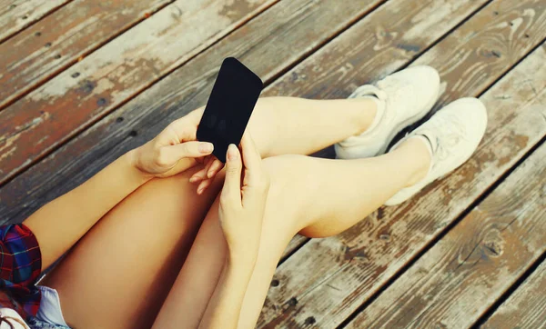 Cierre Las Manos Femeninas Con Teléfono Inteligente Pantalla Blanco Sentado — Foto de Stock