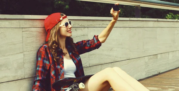 Chica Adolescente Sentada Con Monopatín Tomando Una Selfie Por Teléfono — Foto de Stock