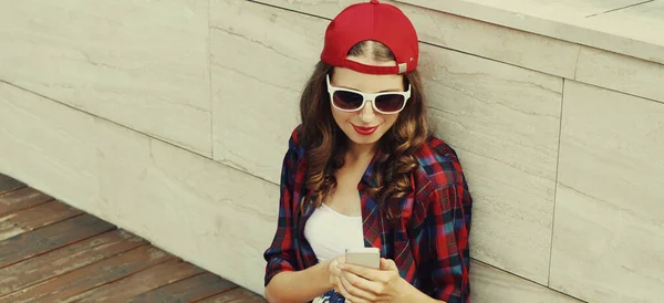 Menina Adolescente Com Smartphone Vestindo Boné Beisebol Vermelho Sentado Parque — Fotografia de Stock