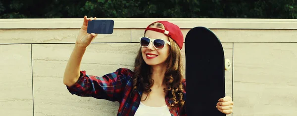 Teenager Girl Sitting Skateboard Taking Selfie Smartphone Wearing Baseball Cap — Stock Photo, Image