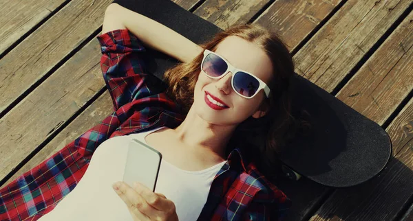 Retrato Adolescente Con Teléfono Inteligente Acostado Monopatín Parque Ciudad Vista — Foto de Stock
