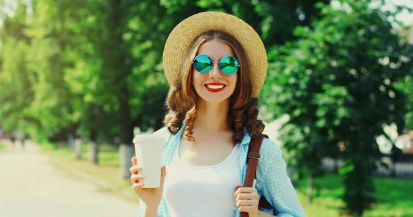 Letní Slunný Portrét Krásné Usmívající Mladé Ženy Šálkem Kávy Hlavě — Stock fotografie