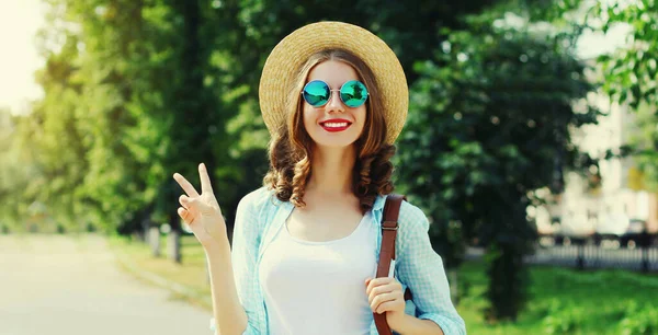 Retrato Verano Una Hermosa Joven Sonriente Con Sombrero Paja Mochila — Foto de Stock