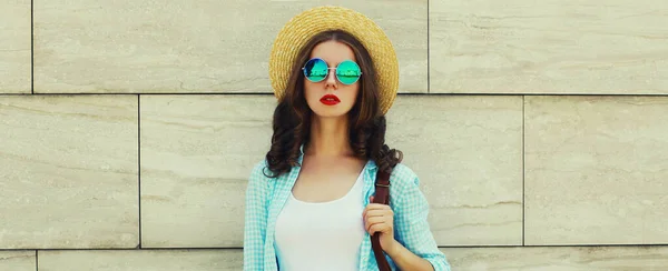 Retrato Una Hermosa Joven Con Sombrero Paja Verano Pantalones Cortos — Foto de Stock