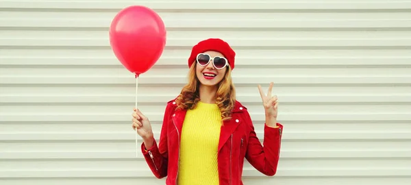 Retrato Una Joven Feliz Sonriente Con Globos Rojos Llevando Una — Foto de Stock