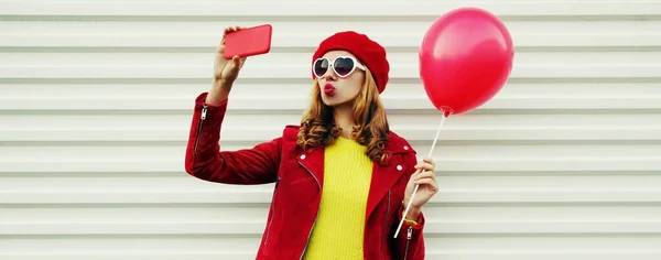 Портрет Молодої Жінки Яка Приймає Селфі Телефону Червоними Кульками Береті — стокове фото