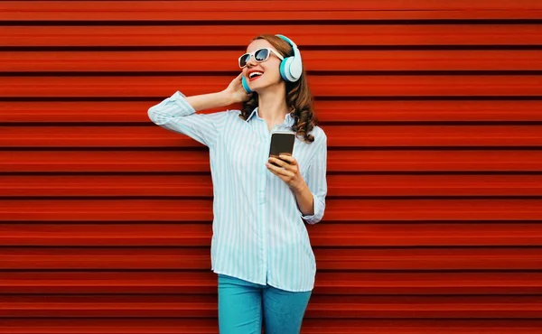 Πορτρέτο Της Χαμογελαστή Νεαρή Γυναίκα Ακουστικά Ακούγοντας Μουσική Smartphone Κόκκινο — Φωτογραφία Αρχείου