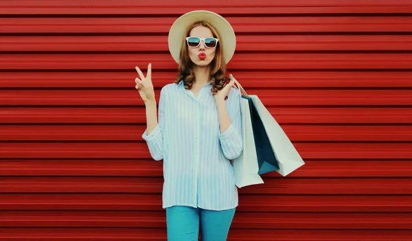 Retrato Mulher Bonita Com Sacos Compras Soprando Seus Lábios Enviando — Fotografia de Stock