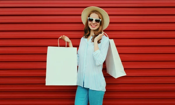 Retrato Mulher Sorridente Feliz Com Sacos Compras Vestindo Palha Redondo — Fotografia de Stock