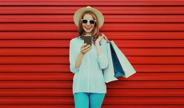 Portret Van Vrolijke Lachende Vrouw Met Boodschappentassen Smartphone Met Stroronde — Stockfoto