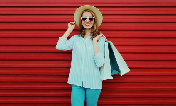 Portret Szczęśliwej Uśmiechniętej Kobiety Torbami Zakupy Słomkowym Okrągłym Kapeluszu Koszuli — Zdjęcie stockowe