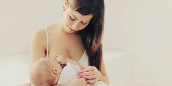 Retrato Close Feliz Jovem Mãe Amamentando Seu Bebê Casa — Fotografia de Stock